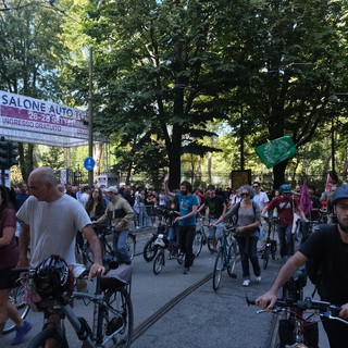 Bici, roller blade, cargo bike: la protesta degli ambientalisti sfila dal Salone dell'Auto fino a Mirafiori