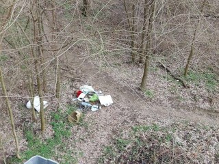 Rottami e immondizia nel fiume Sangone