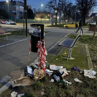 Via Marsigli trasformata in una discarica