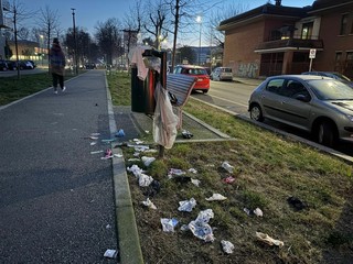 Via Marsigli trasformata in una discarica