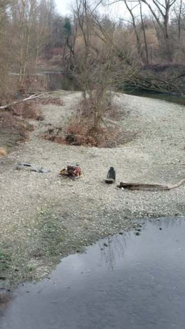 Rottami e immondizia nel fiume Sangone