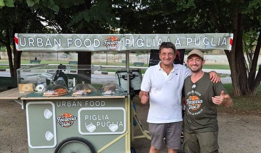 Pietro Consiglio (qui con l'amico Valentino) attraversa la città con una cargo bike elettrica Pietro Consiglio (qui con l'amico Valentino) attraversa la città con una cargo bike elettrica