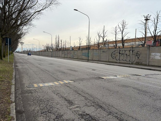 Dossi rotti e vandalizzati da 8 mesi: "Strade a rischio, serve un intervento"