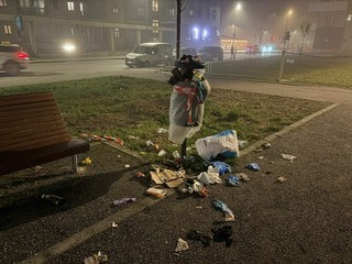 Via Marsigli trasformata in una discarica