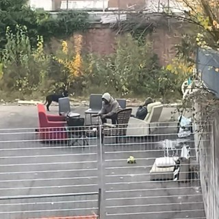 Un manipolo di uomini dentro l'ex Gondrand