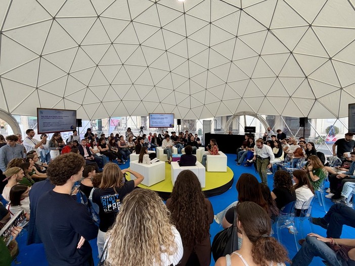 Festival Digitale Popolare, boom di giovani a Torino: “Il 74% ha fiducia nel futuro tecnologico” Festival Digitale Popolare, boom di giovani a Torino: “Il 74% ha fiducia nel futuro tecnologico”