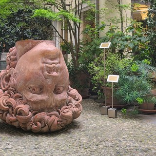 A Torino, un volto rovesciato troneggia al centro di un cortile: the Big Testone