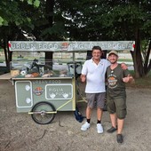 Pietro Consiglio (qui con l'amico Valentino) attraversa la città con una cargo bike elettrica