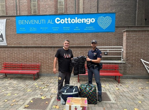 La polizia dona indumenti al Cottolengo