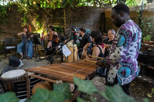 Musiche e danze dal mondo invadono il mercato di piazza Guala, torna il festival Consonanze Musiche e danze dal mondo invadono il mercato di piazza Guala, torna il festival Consonanze