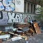 Scarti edili, mobili e materassi davanti all'ex fabbrica di Falchera Scarti edili, mobili e materassi davanti all'ex fabbrica di Falchera