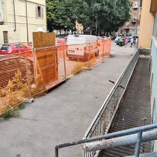 Le condizioni della scalinata davanti alla mutua
