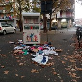 Degrado in piazza Sofia: &quot;Contenitori abiti usati trasformato in discarica&quot;