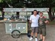 Pietro Consiglio (qui con l'amico Valentino) attraversa la città con una cargo bike elettrica Pietro Consiglio (qui con l'amico Valentino) attraversa la città con una cargo bike elettrica