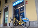 Punto vendita Decathlon con bici davanti