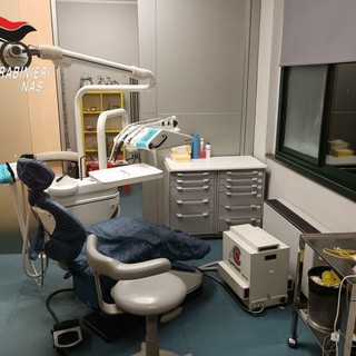 Dentista sorpreso al lavoro senza abilitazione