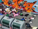 Marciapiede sommerso dai rifiuti e dai vestiti in Barriera Marciapiede sommerso dai rifiuti e dai vestiti in Barriera