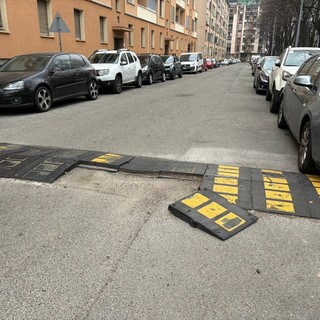 Dossi rotti sull'asfalto Dossi rotti sull'asfalto