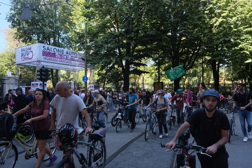 Bici, roller blade, cargo bike: la protesta degli ambientalisti sfila dal Salone dell'Auto fino a Mirafiori