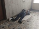 C’è uno sconosciuto che dorme nell’androne: “Qui serve più sicurezza” C’è uno sconosciuto che dorme nell’androne: “Qui serve più sicurezza”