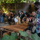 Musiche e danze dal mondo invadono il mercato di piazza Guala, torna il festival Consonanze Musiche e danze dal mondo invadono il mercato di piazza Guala, torna il festival Consonanze
