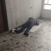 C’è uno sconosciuto che dorme nell’androne: “Qui serve più sicurezza” C’è uno sconosciuto che dorme nell’androne: “Qui serve più sicurezza”