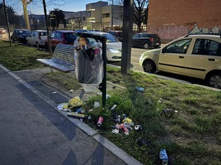 Via Marsigli trasformata in una discarica
