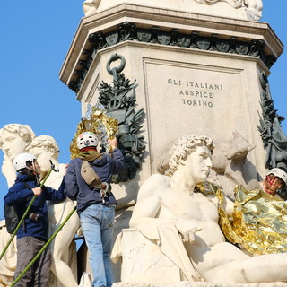 Extinction Rebellion ricopre di teli termici la statua di Cavour: “Tassare i ricchi, fermare il collasso climatico”