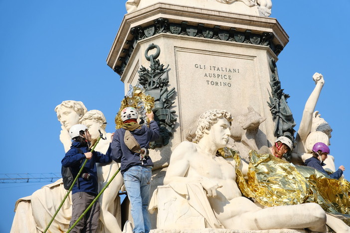 Extinction Rebellion ricopre di teli termici la statua di Cavour: “Tassare i ricchi, fermare il collasso climatico” Extinction Rebellion ricopre di teli termici la statua di Cavour: “Tassare i ricchi, fermare il collasso climatico”