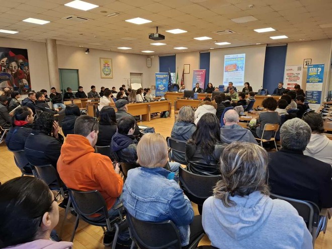 Collegno, studenti e cittadini a colloquio con le aziende: successo per "Destinazione Lavoro"