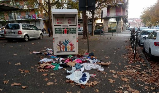 Degrado in piazza Sofia: "Contenitori abiti usati trasformato in discarica" Degrado in piazza Sofia: "Contenitori abiti usati trasformato in discarica"