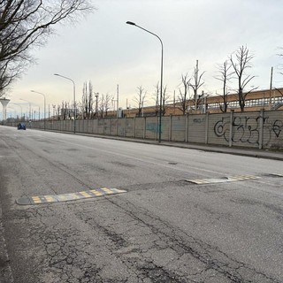 Dossi rotti e vandalizzati da 8 mesi: "Strade a rischio, serve un intervento"