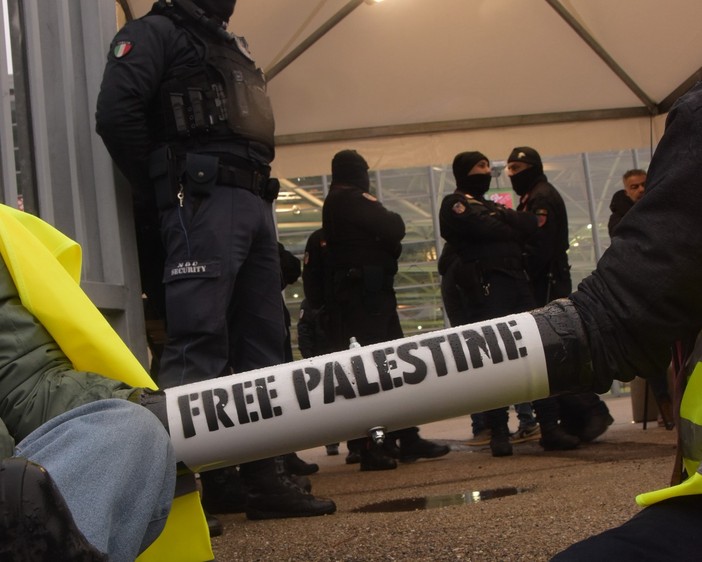 Incatenati ai cancelli e pali, Extinction Rebellion blocca l'Aerospace Meeting all'Oval