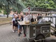 Pietro Consiglio (qui con l'amico Valentino) attraversa la città con una cargo bike elettrica Pietro Consiglio (qui con l'amico Valentino) attraversa la città con una cargo bike elettrica