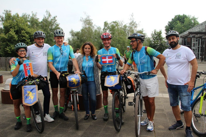 Sulle due ruote dalle Alpi a Capo Nord: il docufilm sull’esperienza a emissioni zero arriva a Pinerolo