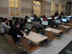 Studenti davanti ai computer tra i banchi di scuola