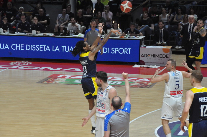 Basket, Reale Mutua esce sconfitta dal Paladozza: vince la Fortidudo Bologna