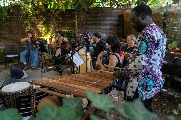 Musiche e danze dal mondo invadono il mercato di piazza Guala, torna il festival Consonanze Musiche e danze dal mondo invadono il mercato di piazza Guala, torna il festival Consonanze