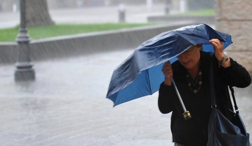 A Torino ombrelli aperti, arrivano i temporali: previste forti piogge mercoledì e giovedì
