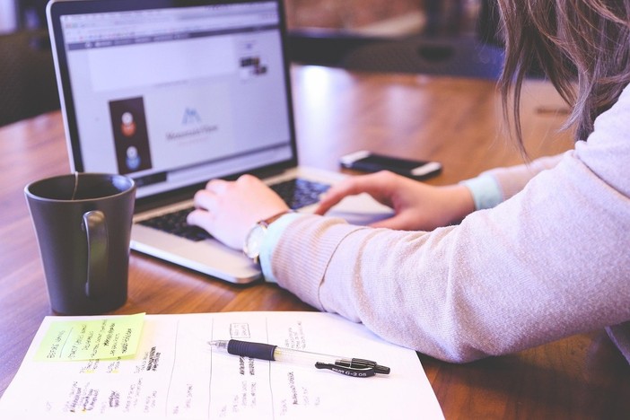 Sempre più adulti scelgono il diploma online. Cosa implica questa scelta e cosa dicono i dati