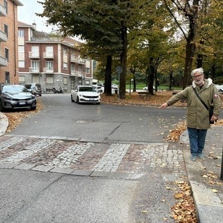 Il consigliere Moiso indica i dossi danneggiati
