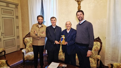 La consegna al vescovo Repole