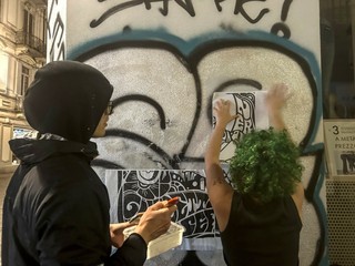 Extinction Rebellion porta le partigiane sui muri con un’azione simbolica