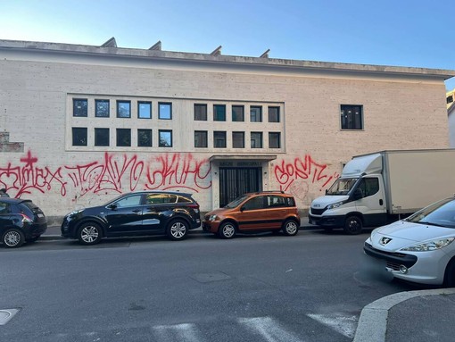 I muri degli ex bagni appena imbrattati I muri degli ex bagni appena imbrattati