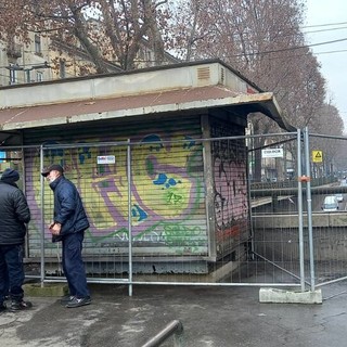 Stop agli incendi, transenne attorno all’ex edicola di Porta Palazzo