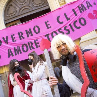 Con fieno e sabbia davanti a CdP, gli Extinction celebrano l’amore tossico tra Governo e clima