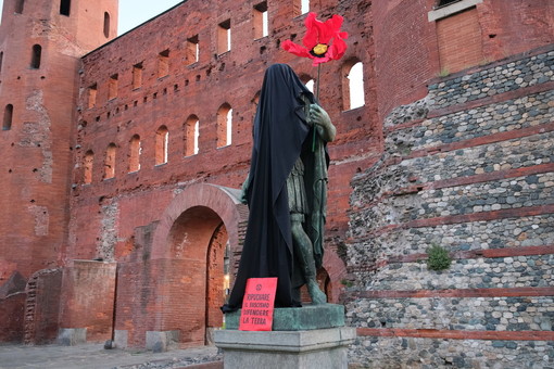 Extinction Rebellion ha coperto con un telo nero le statue di Cesare e Augusto