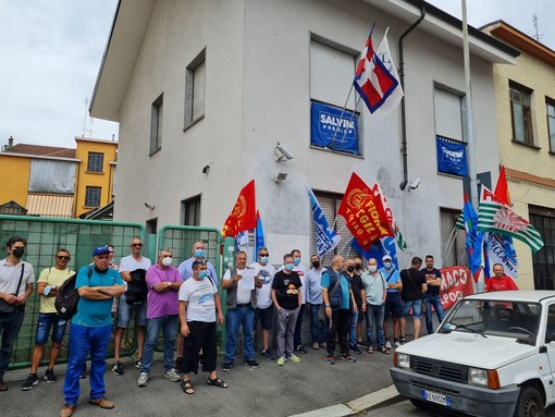 manifestazione di operai davanti alla sede della Lega