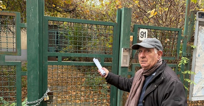 Gino davanti all'ex scuola abbandonata Gino davanti all'ex scuola abbandonata