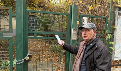 Gino davanti all'ex scuola abbandonata